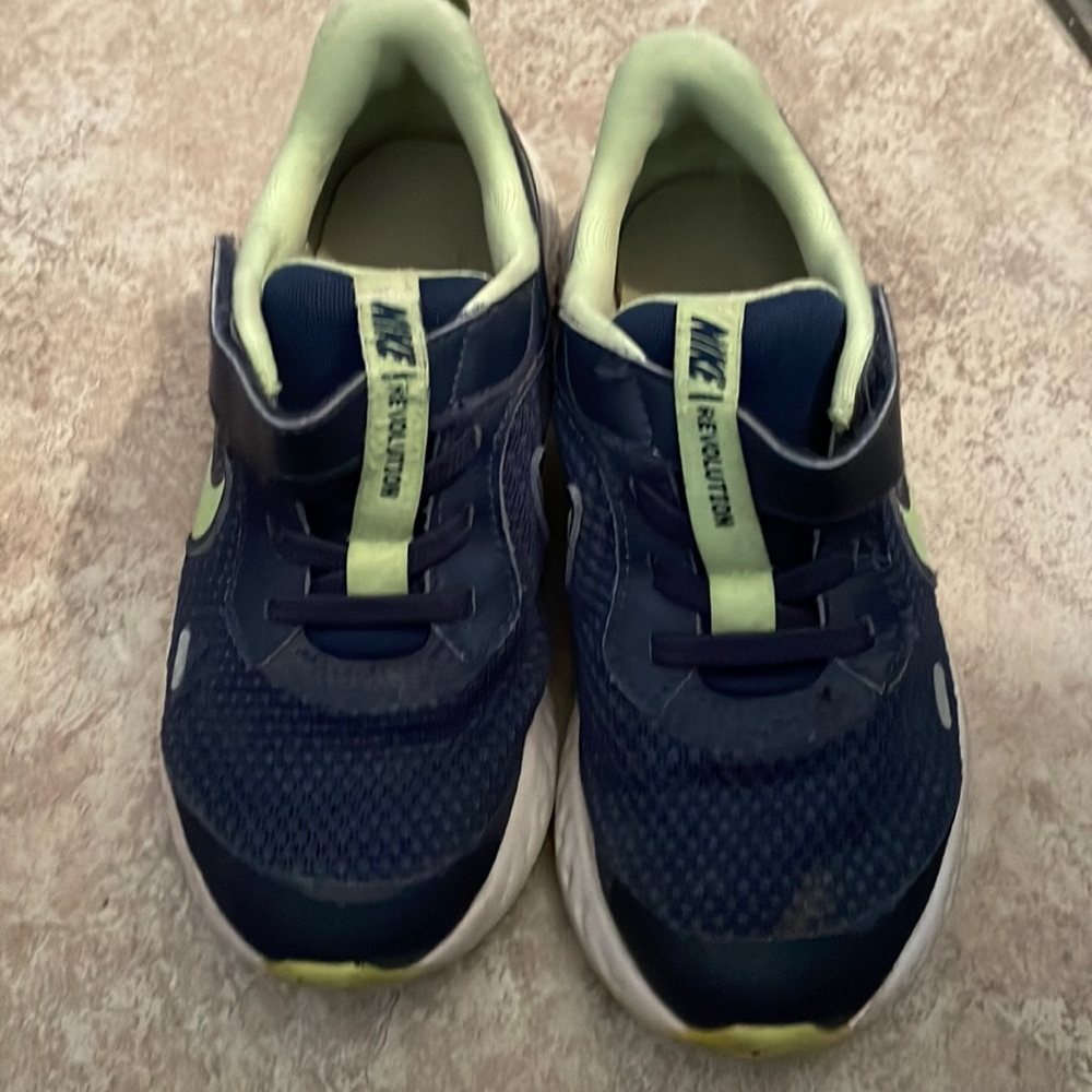 Boys navy blue and green Nike shoes! In great shape! Size 12c! 😊